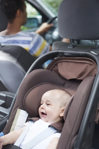 Utazás biztonságos. Apja, a gyerek a hátsó ülésen vezetés — Stock Fotó