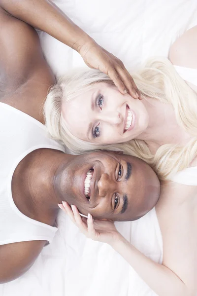 Gelukkige Sex tussen verschillendre rassen jonge paar — Stockfoto