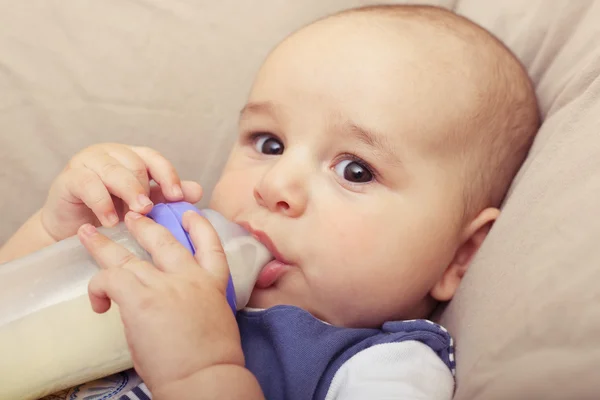 Băiatul care bea lapte din sticlă — Fotografie, imagine de stoc