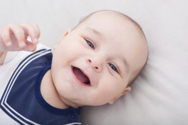 Şirin neşeli bebek portresi