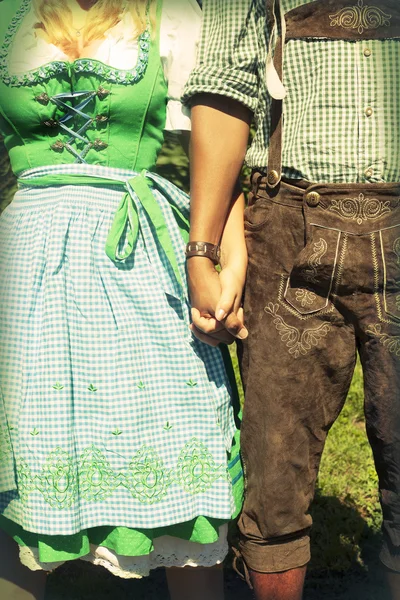 Oktoberfest couple en vêtements traditionnels — Photo