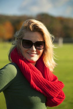 Bir parkta güzel sarışın kadın portresi