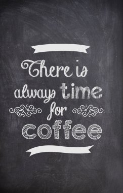 Kahve teklif tebeşir ile bir kara tahta üzerinde yazılı