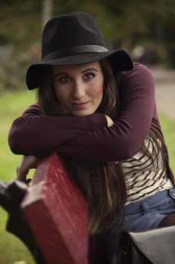 Güzel mavi gözlü esmer kadın portresi