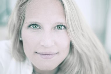 Sarışın mavi gözlü kadın yakın çekim