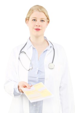 Bir doktor ofisinde bir reçete ile sarışın kadın doktor