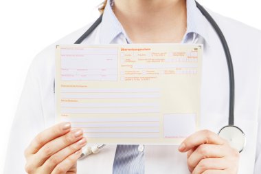 Bir doktor ofisinde bir reçete ile sarışın kadın doktor
