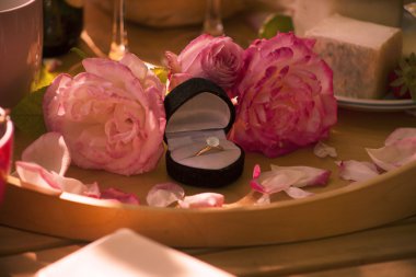 Güzel romantik kahvaltı önerisiyle