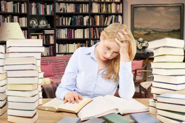 Genç sarışın kız öğrenci