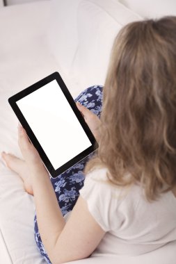 Tablet kullanma kanepede oturan genç kadın