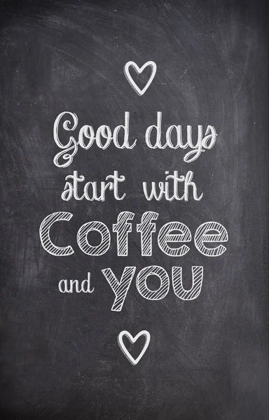 Kaffeezitat mit Kreide auf schwarzer Tafel geschrieben — Stockfoto