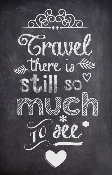 Travel citat skrivna med krita på en svart ombord — Stockfoto