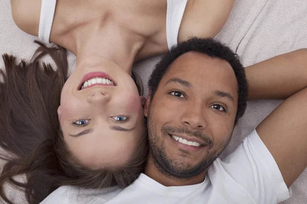 En el amor Interracial pareja — Foto de Stock