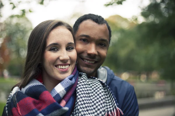 V lásce Interracial pár v parku — Stock fotografie