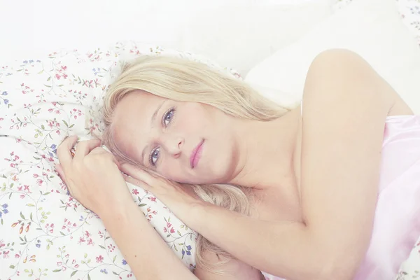 Portrait of beautiful blonde woman in bed — Stock Photo, Image