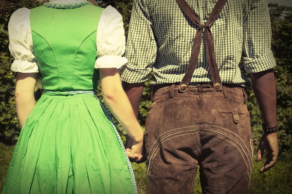 Irklararası çift Oktoberfest için gidiş