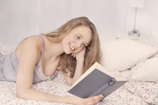 Блондинка-подросток, читающая книгу — стоковое фото