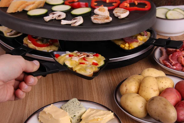 Femme main préparation raclette — Photo