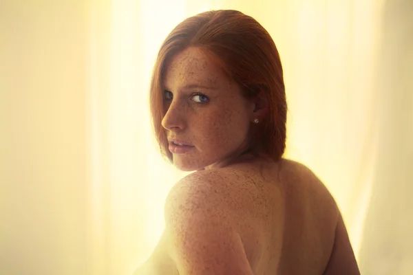 Porträtt av vackra freckled ung rödhårig kvinna — Stockfoto