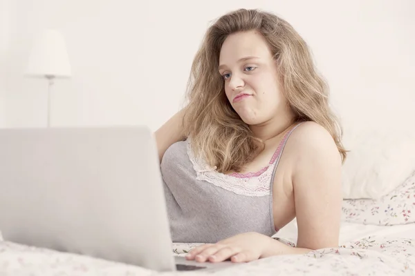 Jovem mulher usando computador — Fotografia de Stock