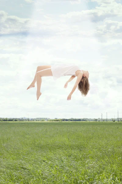 Junge schöne Frau schwebt in den Himmel — Stockfoto