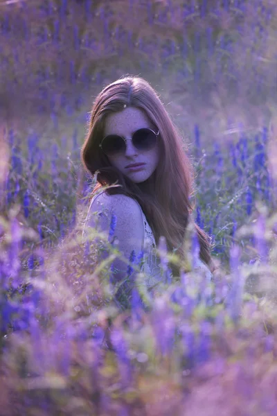 Portret pięknej piegowaty rudy w lawendowym polu — Zdjęcie stockowe