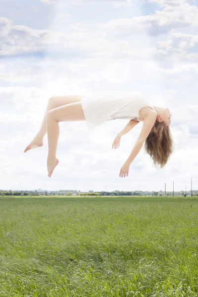 空に向かって浮遊若い美しい女性 — ストック写真