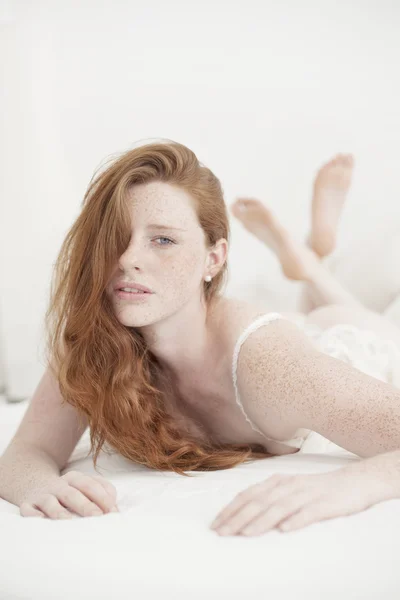 Szép, szeplős vörös hajú portréja — Stock Fotó