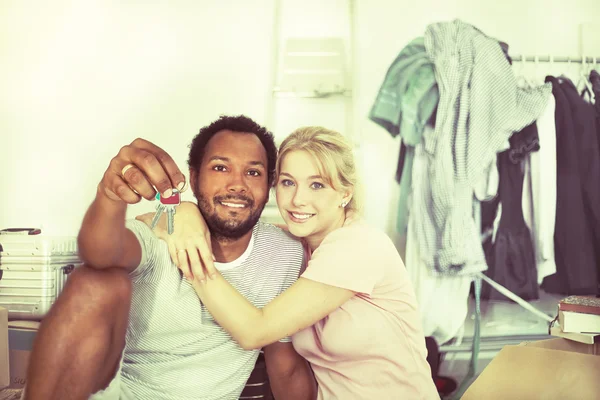 Casal interracial segurando a chave da nova casa — Fotografia de Stock