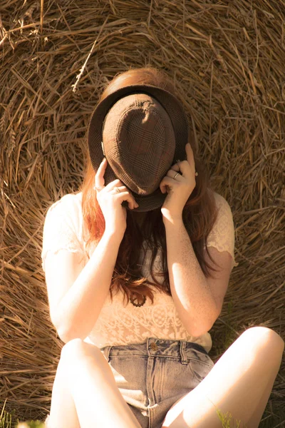 Portrait de belle jeune femme rousse — Photo