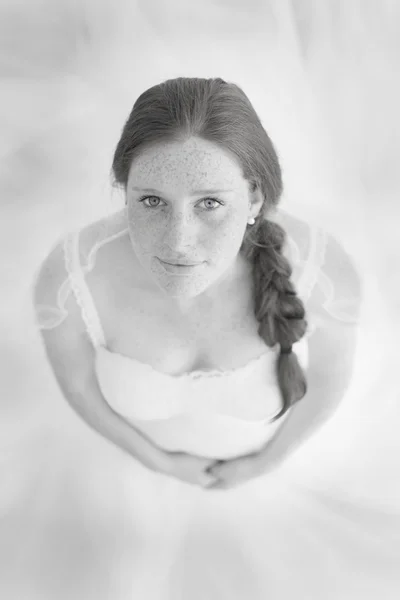 Portrét krásné pihovatý zrzka nevěsta — Stock fotografie