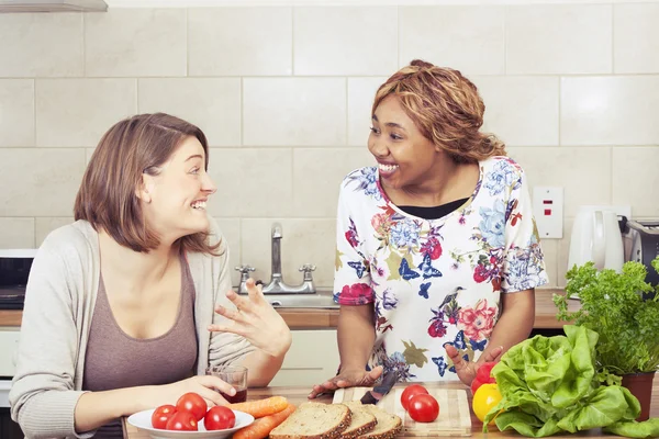 Glückliche Freunde kochen in der Küche — Stockfoto