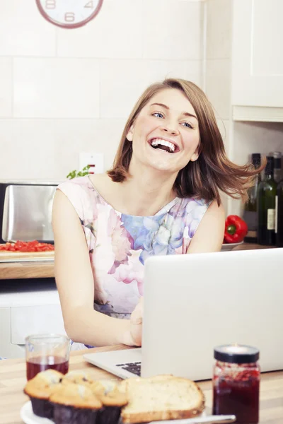 Glückliches Mädchen mit einem Computer — Stockfoto