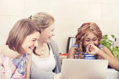 Mutlu arkadaş birlikte vakit