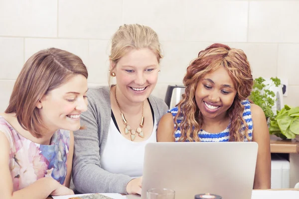 Glückliche Freunde verbringen Zeit miteinander — Stockfoto