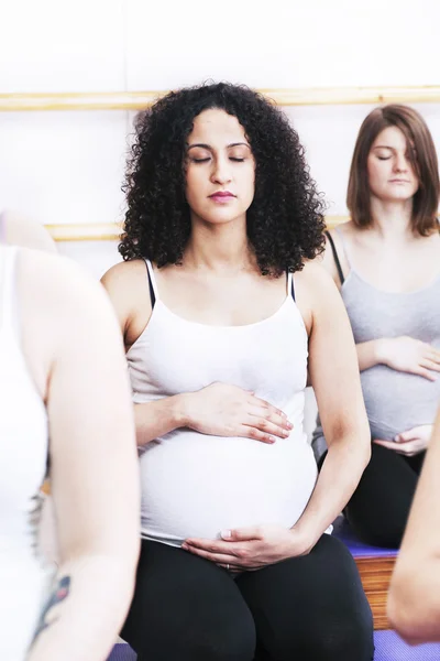 Yoga untuk wanita hamil — Stok Foto