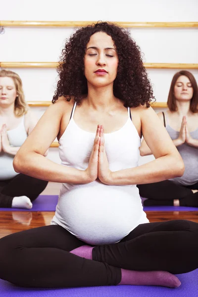 Yoga para mujeres embarazadas — Foto de Stock