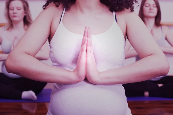 Беременная йога, женщина концентрируется — стоковое фото