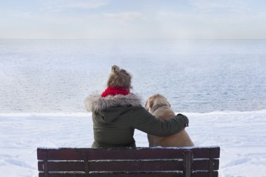 Kadın ile köpek bankta