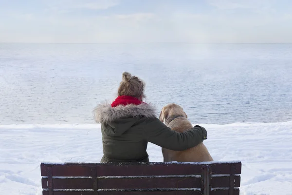 Femme avec chien sur banc — Photo