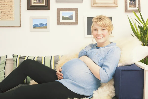 Щаслива вагітна молода жінка — стокове фото
