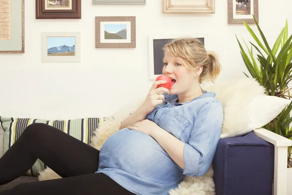 Feliz embarazada joven comiendo sano —  Fotos de Stock