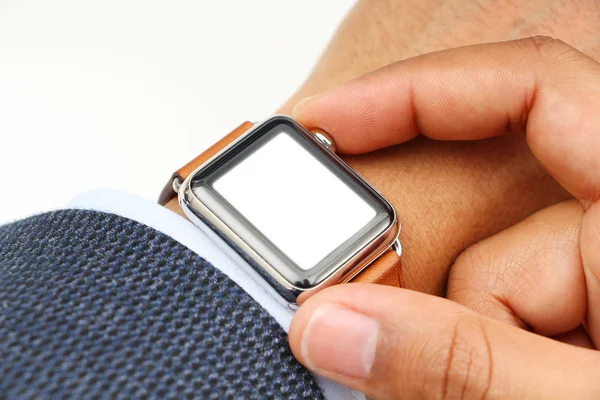 Mão dos homens do negócio com um relógio inteligente e espaço em branco para o seu logotipo — Fotografia de Stock
