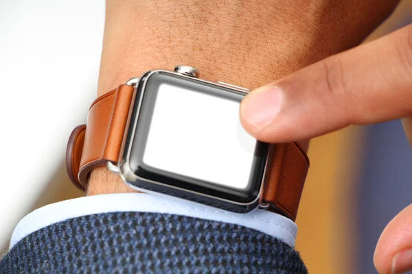 Üzleti mans kézzel egy intelligens watch és a üres hely a logó — Stock Fotó