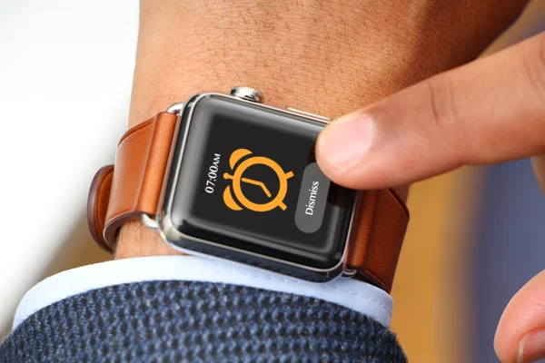 Geschäftsmann klingelt bei Smartwatch — Stockfoto