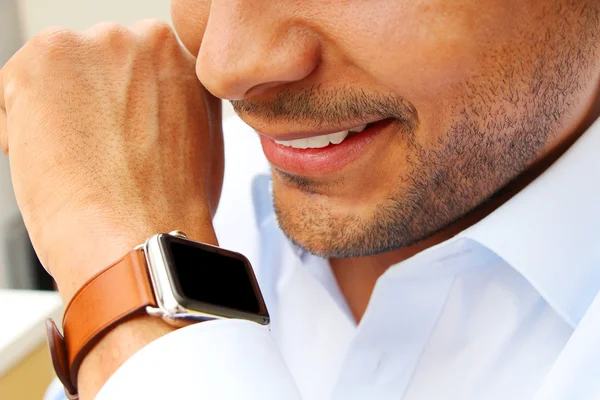 Geschäftsmann im Gespräch mit seiner Uhr und Platz für Ihr Logo — Stockfoto