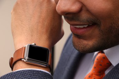 Onun gözetiminde bir çağrı alarak iş adamı