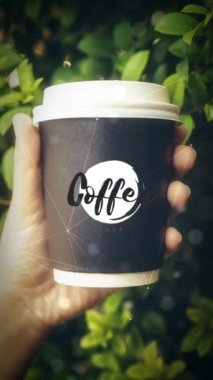 Bir kahve dükkanının, içkinin, sosyal ağların yemeklerinin reklamını yapan uydurma hikayeler.