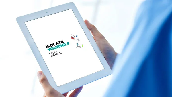 Küresel virüs hakkında görsel bilgi içeren tablet ve bunun nasıl önleneceğine dair öneriler