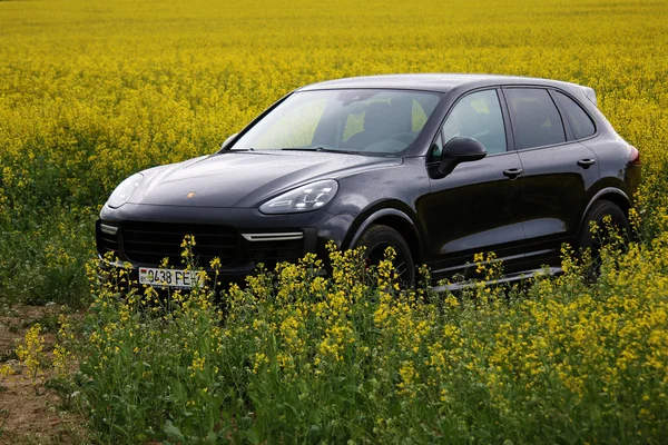 Nuevo Porsche Cayenne GTS en el prado — Foto de Stock